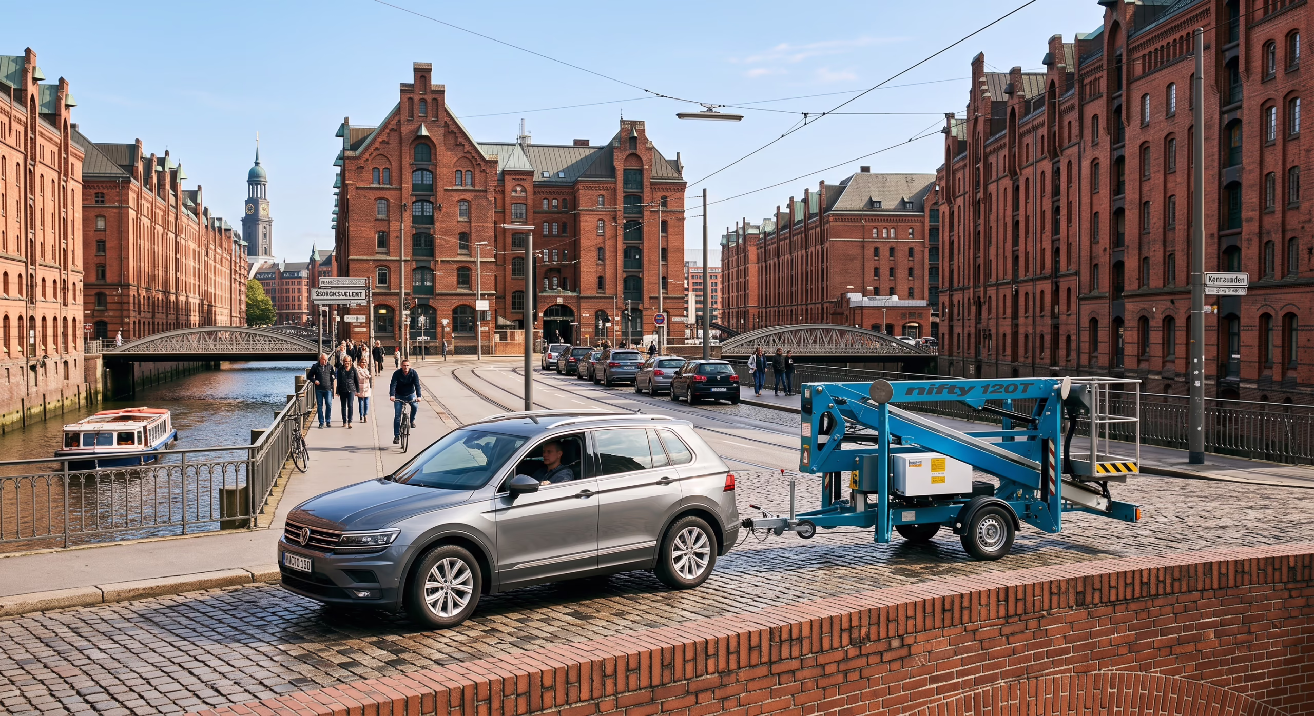 PKW mit angehängter Anhänger Arbeitsbühne abfahrbereit auf einer Straße in der Hamburger Speicherstadt